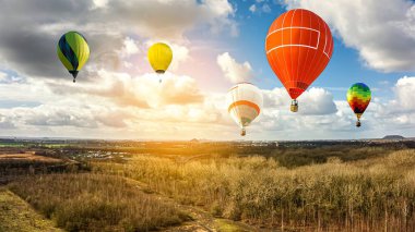 Avrupa dağlarında gökyüzüne karşı bir balon. Uçuş yüksekliğinden tara. arkaplan gökyüzü