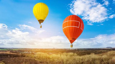 Avrupa dağlarında gökyüzüne karşı bir balon. Uçuş yüksekliğinden tara. arkaplan gökyüzü