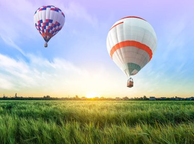 Balon gökyüzüne karşı, uçuş yüksekliğinden görünüyor. arkaplan gökyüzü