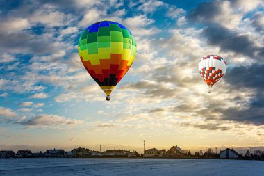 Bir balon gökyüzüne doğru uçuyor. Kış manzarası yükseklerden