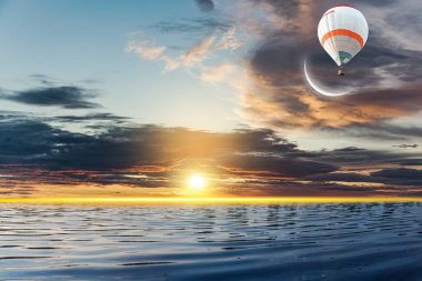 Balon denizin üstünde, gökyüzüne doğru uçuyor