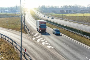 Kamyon otobanda bir arabayı sollamak için hareket ediyor.