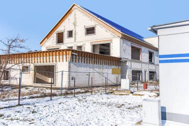 Yeni bir ev inşaatı. Çatıdaki güneş panelleri . 