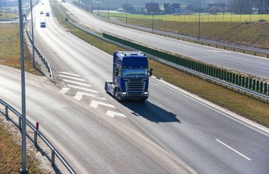 Yolda karavanı olmayan kamyonlar.