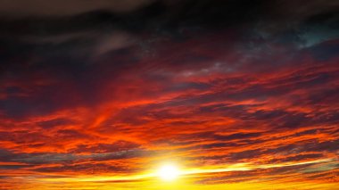 Güneşin bulutlara karıştığı güzel cennet manzarası . 