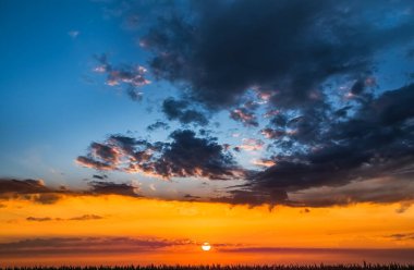 Güneşin bulutlara karıştığı güzel cennet manzarası . 