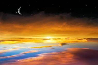 Güneş ışınlı, güzel, koyu, bulutlu gökyüzü. Hilal ay ve güzel günbatımı arka planı