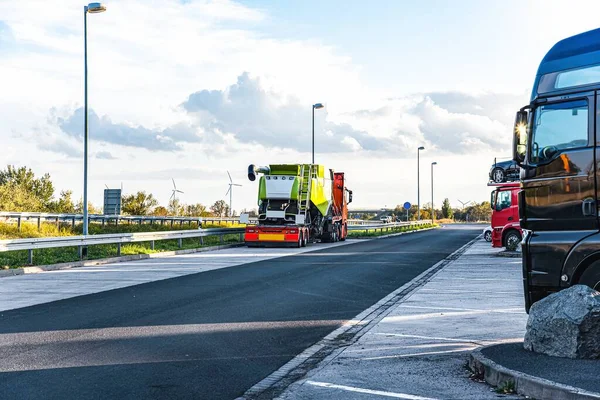 Vrachtwagens Naar Parkeerplaats Pauzeren Chauffeurs Voor Rust — Stockfoto