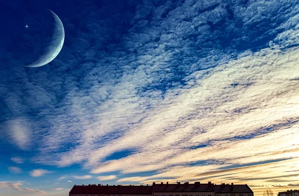 Stadslandskap Natten Måne Moln Himmel Mot Bakgrund Solnedgången Fredlig Himmel — Stockfoto