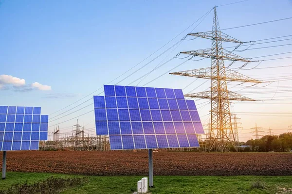 電柱付きの太陽電池パネル 夏の背景 — ストック写真