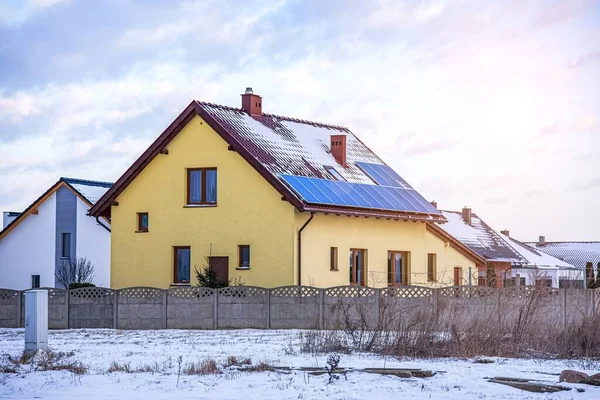 Solcellspaneler Taket Till Ett Hus Landet Vinterdag — Stockfoto