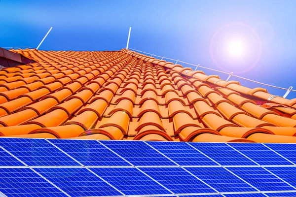 Zonnepanelen Daken Van Verschillende Huizen Zomerachtergrond — Stockfoto