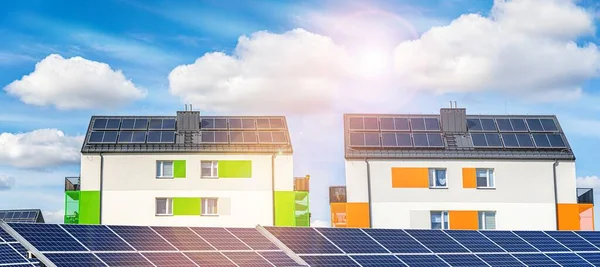 Solární Panely Střechy Různých Domů — Stock fotografie