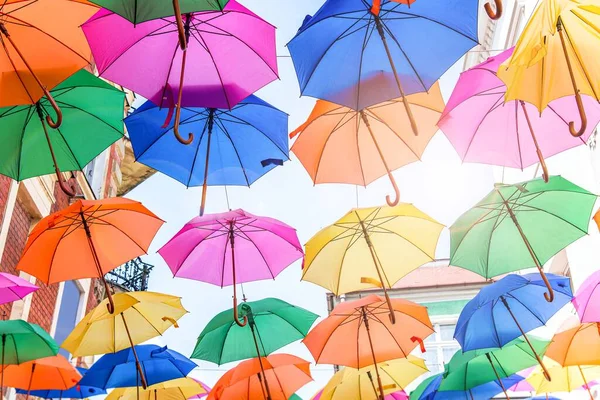하늘을 배경으로 우산을 만들었습니다 여름의 — 스톡 사진