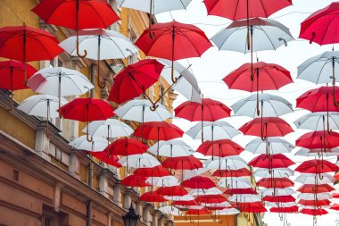 Şemsiyeler eski şehrin sokaklarında kırmızı ve beyaz