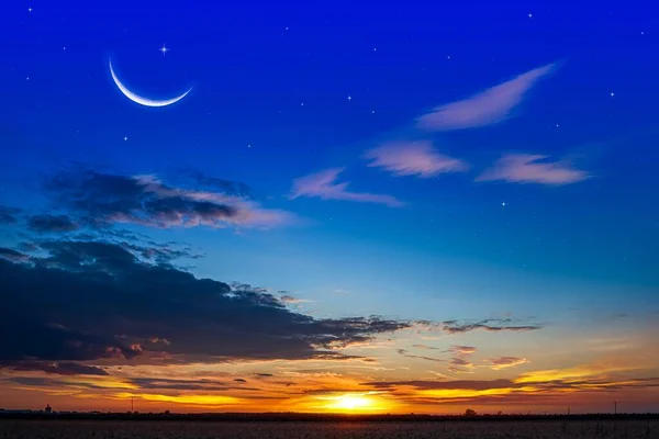 Croissant Lune Avec Beau Fond Coucher Soleil Ciel Lumineux — Photo