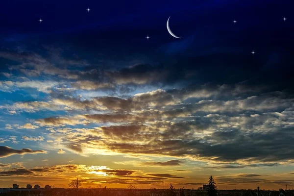 Luna Semilună Fundal Frumos Apus Soare Cer Luminos — Fotografie, imagine de stoc