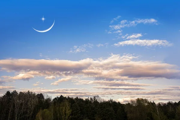 Halvmåne Med Vacker Solnedgång Bakgrund Ljus Himmel — Stockfoto