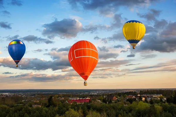 Balonlar Güzel Bir Şekilde Gökyüzüne Doğru Uçuyor Spor Retro — Stok fotoğraf