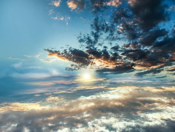 Céu Colorido Com Sol Nuvens Altitude Antecedentes Religiosos — Fotografia de Stock