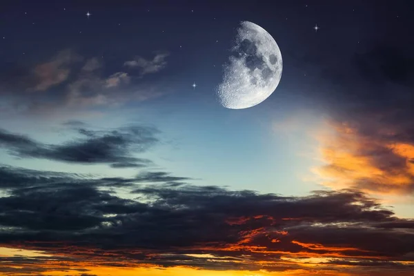 Hilal Güzel Günbatımı Arka Planı Parlak Gökyüzü — Stok fotoğraf