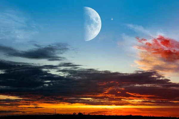 Luna Mezzaluna Con Bellissimo Sfondo Tramonto Cielo Luminoso — Foto Stock