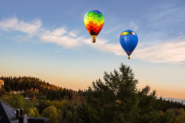 Balony Pięknie Wzlatują Niebo Nad Górzystym Krajobrazem — Zdjęcie stockowe