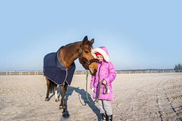 馬と女の子の赤ちゃん 動物と友達になろう — ストック写真