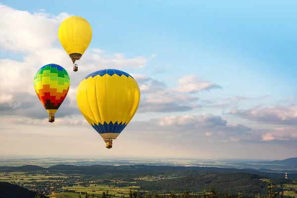 気球は美しく山の風景を飛んで — ストック写真