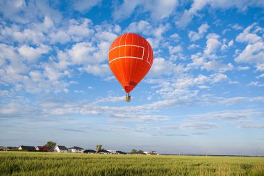 Bulutlarda balon, havada turizm. Bulutlarda gökyüzüne karşı bir balon
