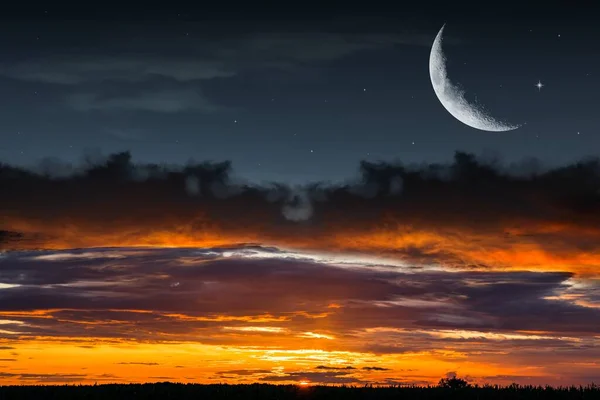 Полумесяц Прекрасным Закатным Фоном Яркое Небо — стоковое фото