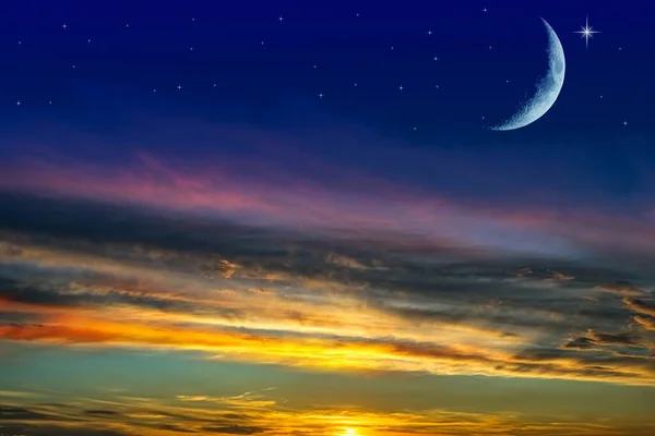 Crescent Maan Met Prachtige Zonsondergang Achtergrond Heldere Lucht — Stockfoto