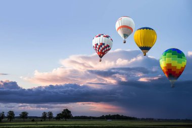 Balon gökyüzü ve günbatımına karşı, doğanın sessizliği