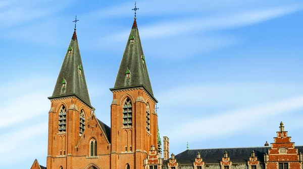 Alte Häuser Der Europäischen Stadt Kuppeln Der Kirche Mit Kreuz — Stockfoto