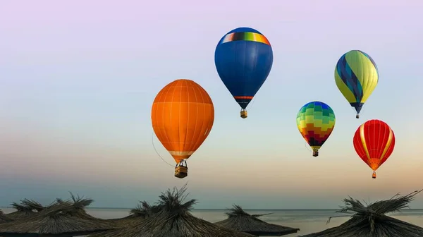 Globos Vuelan Sobre Mar Hacia Cielo — Foto de Stock