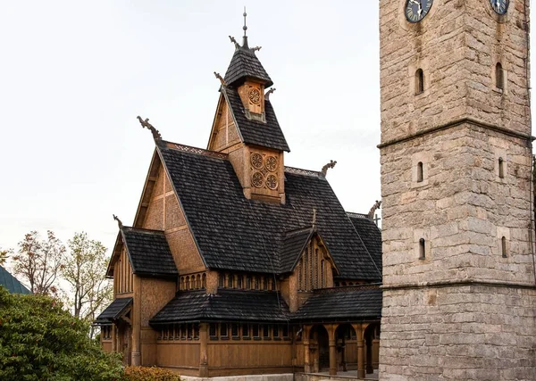 Stary Drewniany Kościół Tle Polskich Gór — Zdjęcie stockowe