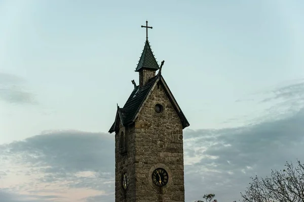 Alte Holzkirche Vor Dem Hintergrund Der Polnischen Berge — Stockfoto