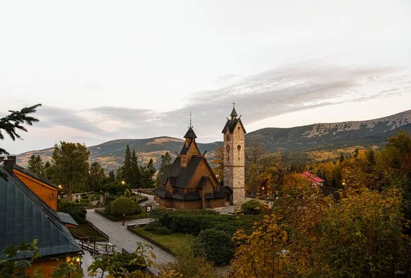 Alte Holzkirche Vor Dem Hintergrund Der Polnischen Berge — Stockfoto