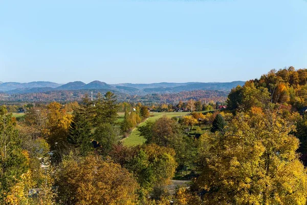 Bellissimo Autunno Soleggiato Contro Cielo Blu Paesaggio Fuori Città — Foto Stock