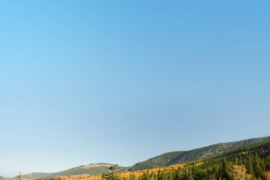 Dağların tepesi gökyüzünün arka planına karşı, dağ sırasına.