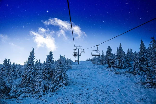 Inverno Uma Paisagem Montanhosa Sky Teleférico Nas Montanhas — Fotografia de Stock