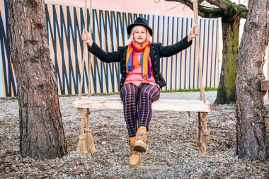 Gökkuşağı renklerinin arka planına karşı bir kadının yüzü