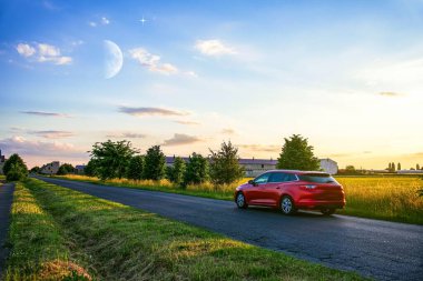 Eve dönüş yolu, kırsal alan gökyüzü ve ay