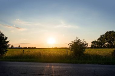 Kırsalın arka planına karşı güzel bir günbatımı, doğanın sessizliği.