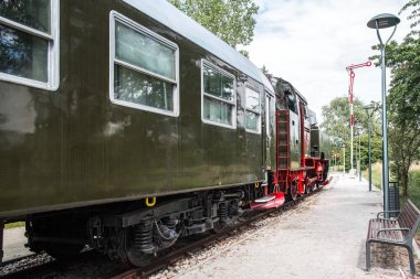 İstasyonda arabalı eski trenin kompozisyonu