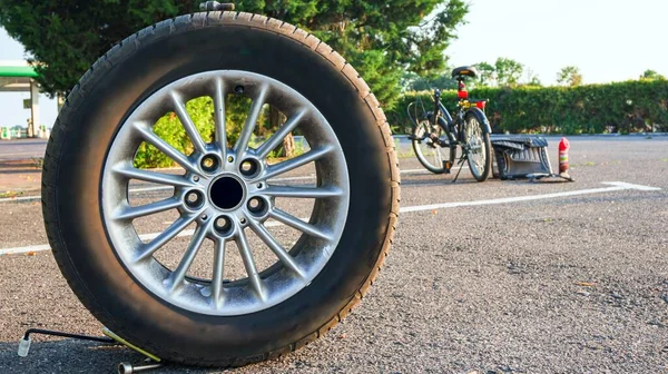 수리중인 자동차 타이어 — 스톡 사진