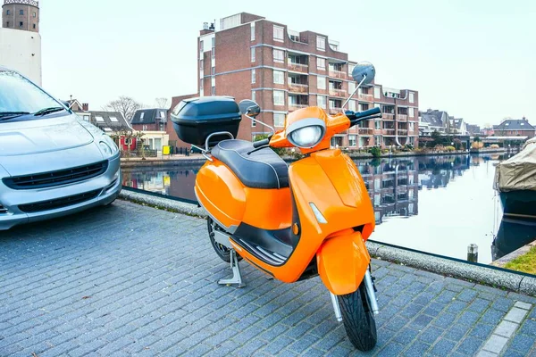 Оранжевый Скутер Фоне Облачной Голландии — стоковое фото