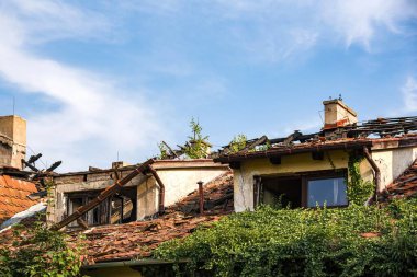 Yangın gündüz vakti eve zarar verdi.