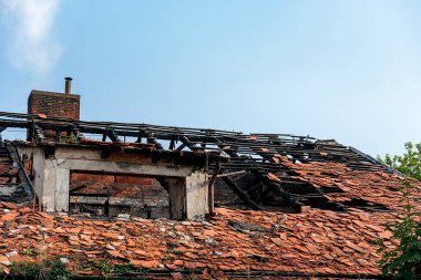Картина, постер, плакат, фотообои "днем пожар повредил дом. здание не является старым жилым домом", артикул 490591266