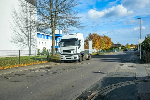 Lkw Ohne Anhänger Steht Auf Der Straße Und Wartet Auf — Stockfoto